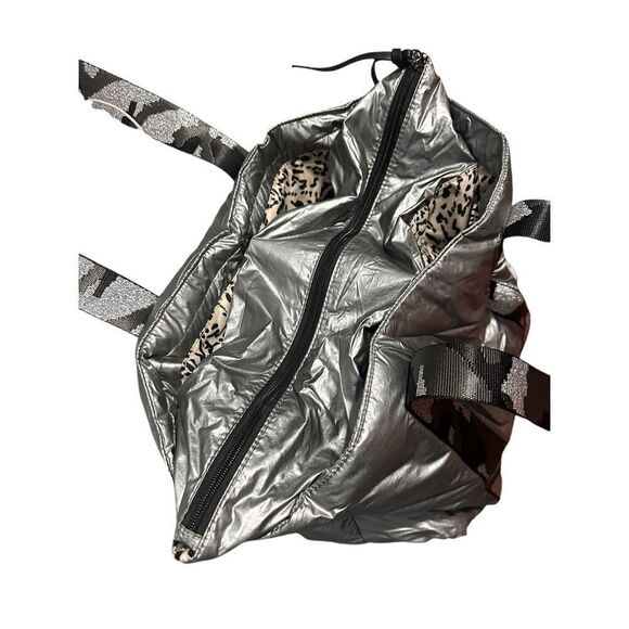 Beautiful Jessica Simpson Womens Portia Metallic Purse Tote Handbags Large grey - Picture 9 of 16